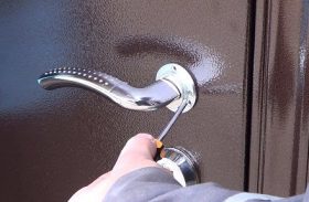 Замена дверной ручки металлической двери в Жигулевске