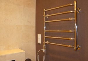 Установка электрического полотенцесушителя в ванной в Жигулевске